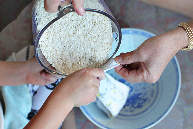 What is the way to make scented sachets with rice?