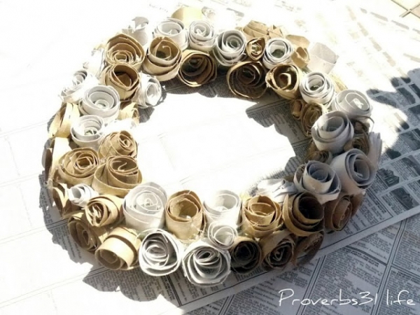 Paper Roll Wreath via lilblueboo.com Paper Roll Wreath via lilblueboo.com