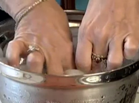 Easy Potato Peeling with Cold Water via lilblueboo.com Easy Potato Peeling with Cold Water via lilblueboo.com
