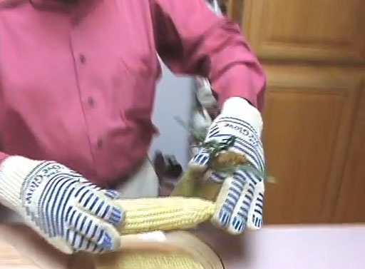 Easy Cooked Corn and Husking via lilblueboo.com Easy Cooked Corn and Husking via lilblueboo.com