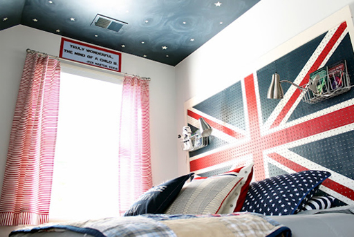 Union jack headboard and other boy's bedroom decor ideas via lilblueboo.com 