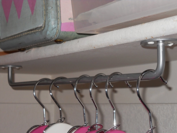  Random Household Tips: Turn a towel rack upside down for hanging storage at Tara's Bit of Whimsy via lilblueboo.com