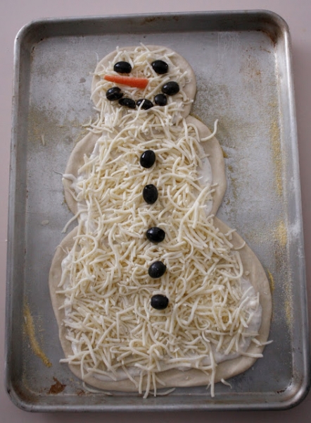 Christmas Tradition: Make a snowman pizza by Delia Creates via lilblueboo.com