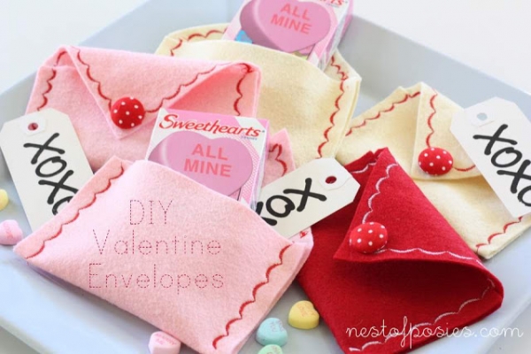 Felt Valentine's Day Envelopes by Nest of Posies via lilblueboo.com