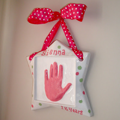 Ten Dollar DIY Hand-print Plaque via lilblueboo.com