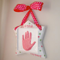 Top tutortials week - DIY handpring plaque via lilblueboo.com