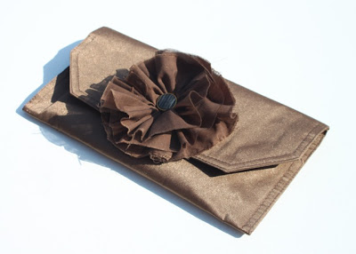 How to make a clutch from a placemat (tutorial) via lilblueboo.com