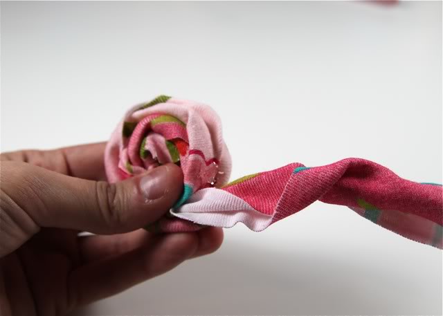No-Sew Fabric Flower Headband Rolling via lilblueboo.com