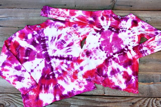 Tie Dyeing Shapes (Heart and Peace Sign) via lilblueboo.com