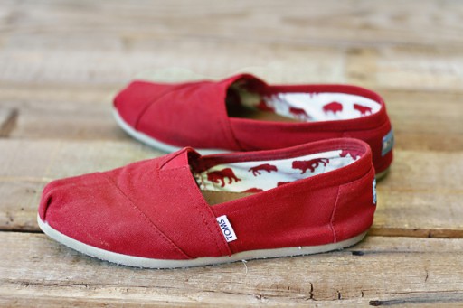 DIY spray painted TOMS 1 via lilblueboo.com