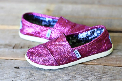 Revamp TOMS soles with Magic Eraser via lilblueboo.com #toms