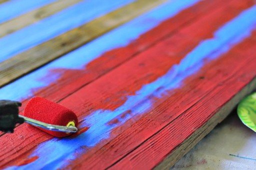 DIY American Flag Home Decor from (Painting Red Stripes) Wood Pallet via liblueboo.com