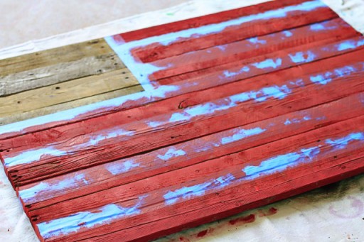 DIY American Flag Home Decor from (Red Stripes) Wood Pallet via liblueboo.com