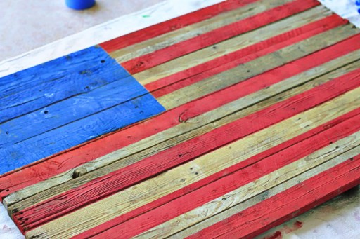 DIY Tutorial American Flag Home Decor from (Before White Stripes) Wood Pallet via liblueboo.com