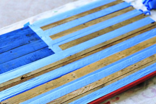 DIY American Flag Painting from (Before White Stripes) Wood Pallet via liblueboo.com