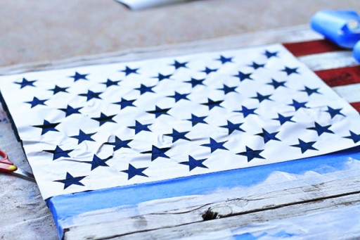 DIY American Flag Painting from (Star Stencil) Wood Pallet via liblueboo.com