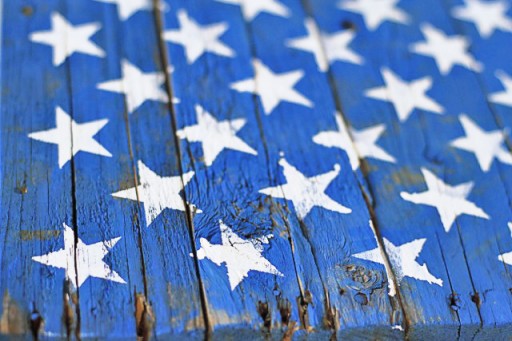 DIY Rustic American Flag Painting from (Drying) Wood Pallet via liblueboo.com