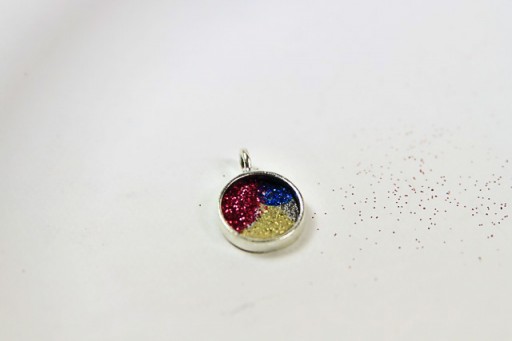 Make a Glitter Resin Pendant via lilblueboo.com #diy #tutorial