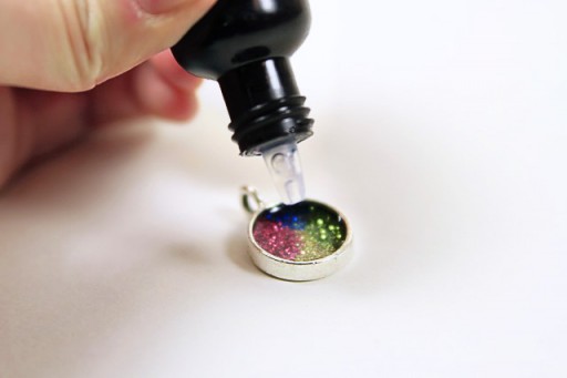 How to make a resin pendant using a bezel via lilblueboo.com