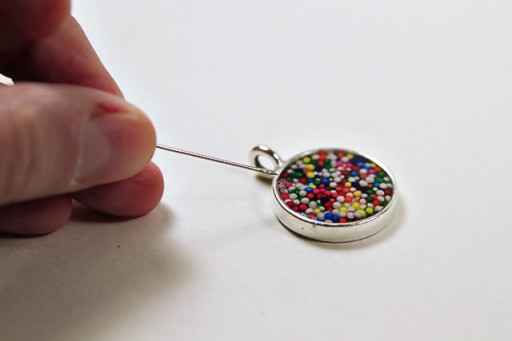 How to remove bubbles from resin jewelry via lilblueboo.com
