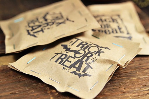 Staple or Sew Paper Treat Favor Bags Halloween via lilblueboo.com