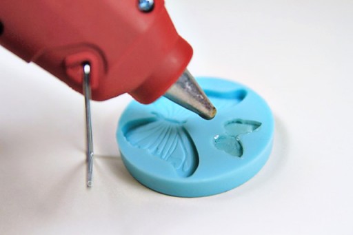 Using a Glue Gun with silicone molds to make cabochons via lilblueboo.com #diy #jewelry #gift #accessories