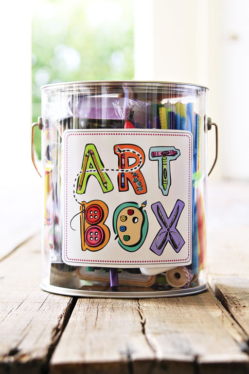 het geschenk van de kunst (DIY Art Box en gratis kunstwerk te downloaden door Stephanie Corfee) via lilblueboo.com