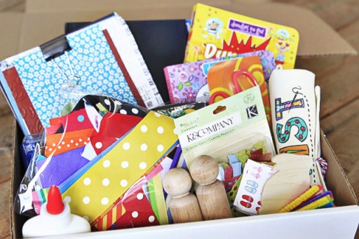 Almacene una caja de manualidades para un niño a través de lilblueboo.com