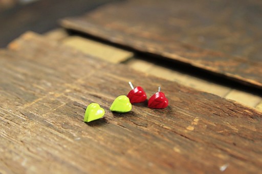 How to make cabochon earrings and jewelry (and make your own cabochons) via lilblueboo.com