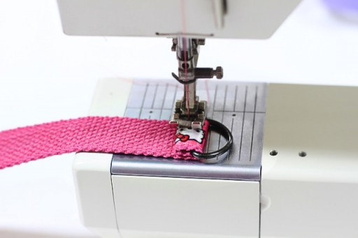 Sewing on a D-ring via lilblueboo.com