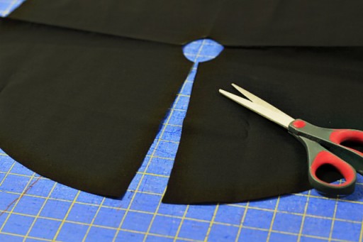 Making an 18" Doll Salon Cape via lilblueboo.com