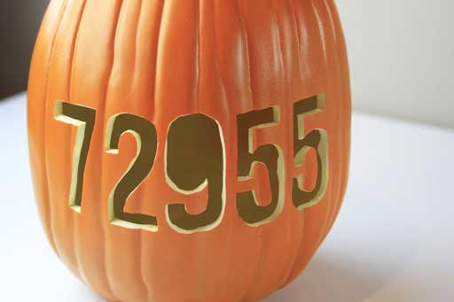 Halloween Decor Ideas via lilblueboo.com #pumpkincarving #halloween 