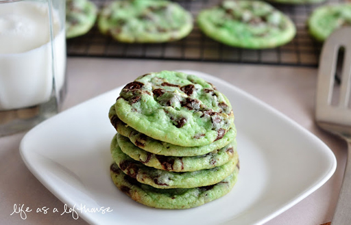 St Patrick's Day Food Ideas: Mint Chocolate Chip Cookies by Life in the Lofthouse via Ashley Hackshaw / lilblueboo.com 