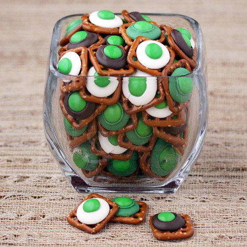 St. Patrick's Day Food Ideas: Chocolate Pretzel Bites by Love from the Oven via Ashley Hackshaw / lilblueboo.com 