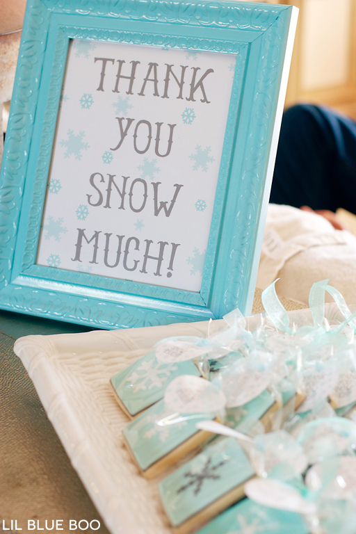 Thank you Snow Much Free Printable Sign for a Frozen Winter Snowflake Birthday Party via Ashley Hackshaw / lilblueboo.com #frozen