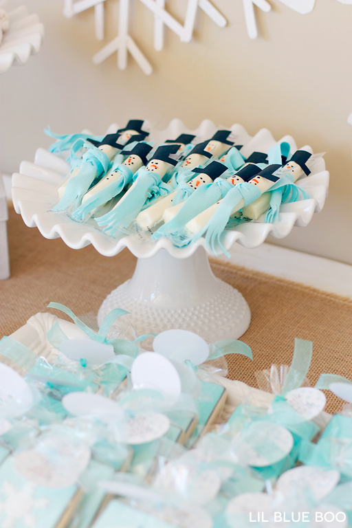 Snowman String Cheese DIY for a Frozen Winter Birthday Party via Ashley Hackshaw / lilblueboo.com #frozen