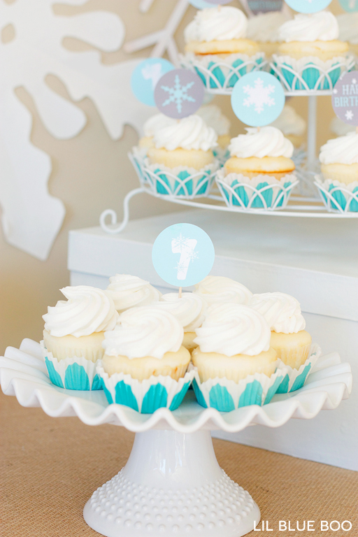 Free Printable Snowflake Cupcake Toppers for a Frozen Winter Birthday Party via Ashley Hackshaw / lilblueboo.com #frozen