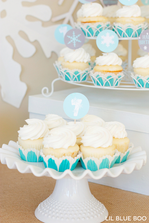 Free Printable Snowflake Cupcake Toppers for a Frozen Winter Birthday Party via Ashley Hackshaw / lilblueboo.com #frozen