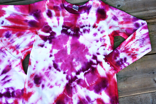 How to Tie Dye Shirts in a Heart Shape