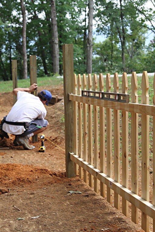 garden fence ideas - A Straight Fence Using a String 