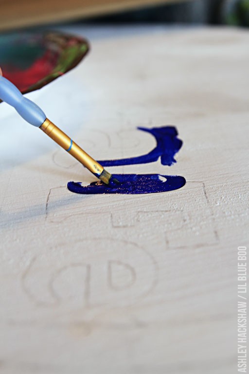 how to paint a sign with stencils