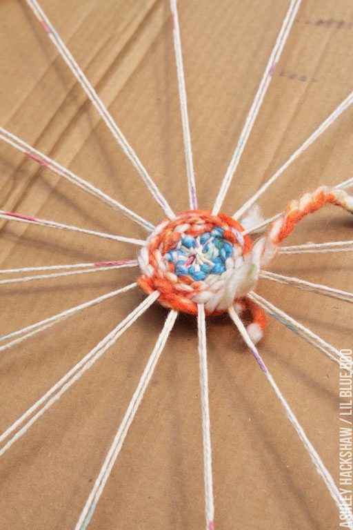 circle weaving on embroidery hoop DIY