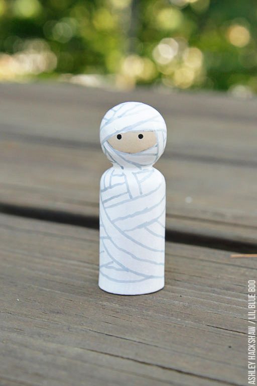 How to paint a Halloween mummy peg doll - peg doll tutorial