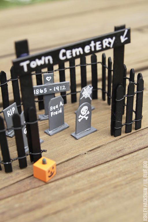 miniature Halloween cemetery and tombstones - popsicle project ideas 